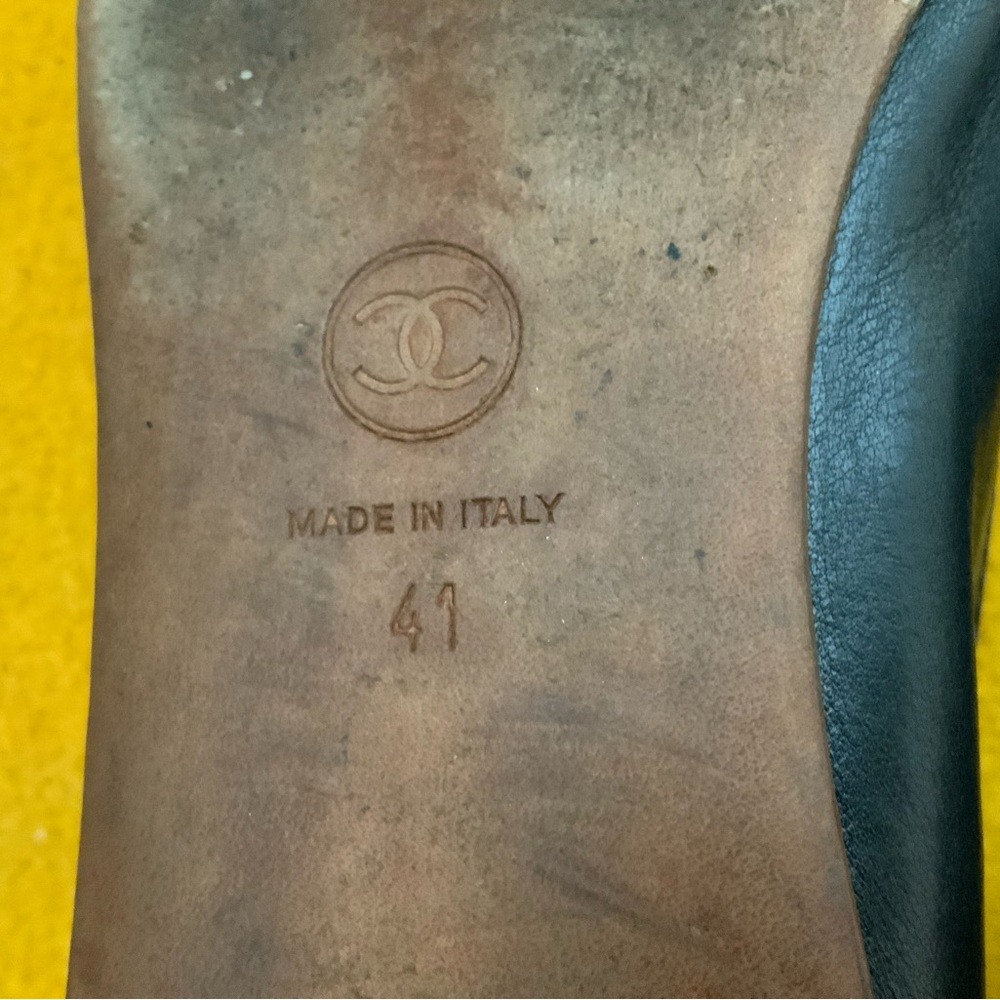 Pair of original Chanel black leather flats with Medallion CC logo size 41 - Picture 6 of 7